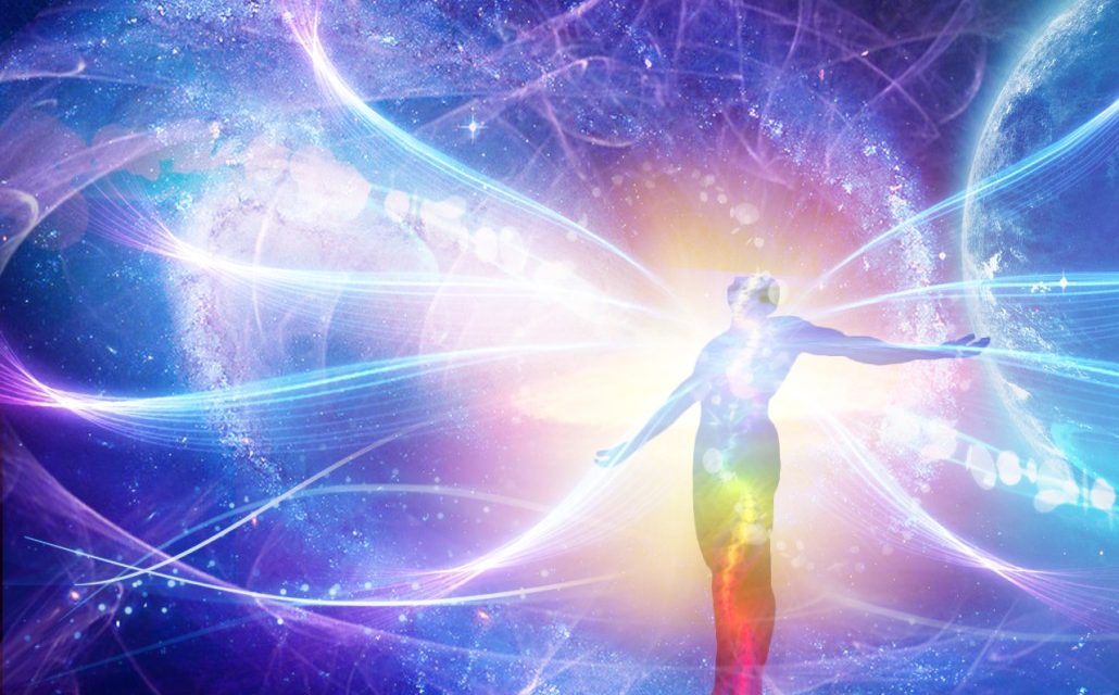 Imagem mostrando uma figura humana etérea de braços abertos, iluminada e alçando-se ao infinito.