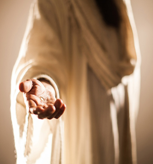 Foto-ilustração do túmulo de Jesus estendendo a mão, em sinal de convite