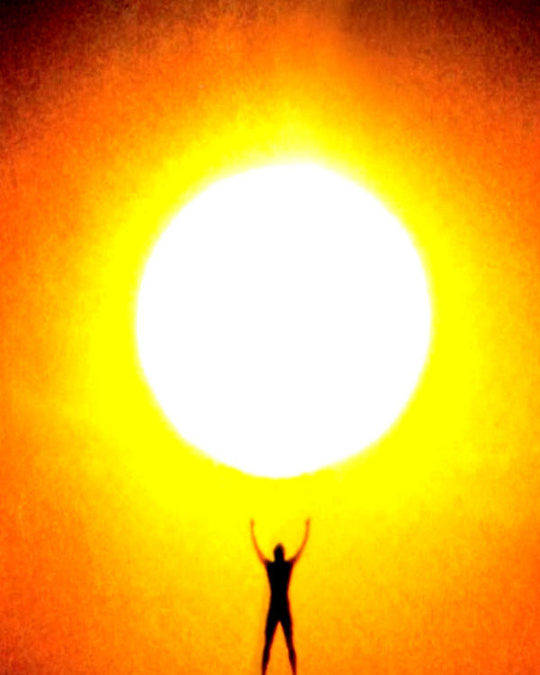 Fotomontagem - silhueta de homem louvando ao sol