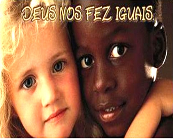 Fotos de duas crianças sorrindo lado a lado, uma branca e outra negra