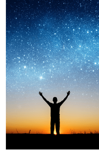 Foto de homem admirando um céu estrelado