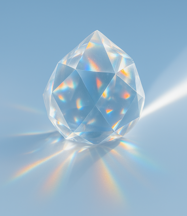 Cristal iluminado por uma luz branca, com reflexos, em fundo azul.