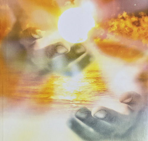 Ilustraçao de um sol refletido sobre o mar, amparado por mãos que parecem sustentá-lo, simbolicamente representando o amparo e a condução de Deus.