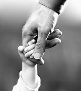 Foto preto e branco de mão de pai e criança unidas