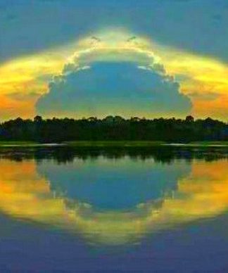 Paisagem em que o céu se reflete sobre águas de um rio ou lago, lembrando assim o losango e o círculo da bandeira brasileira