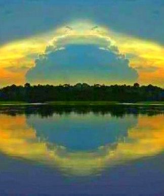 Paisagem em que o céu se reflete sobre águas de um rio ou lago, lembrando assim o losango e o círculo da bandeira brasileira