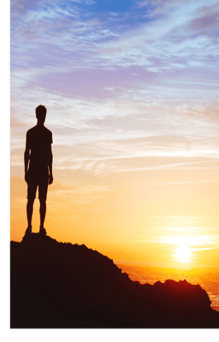 Foto de homem admirando o pôr do sol
