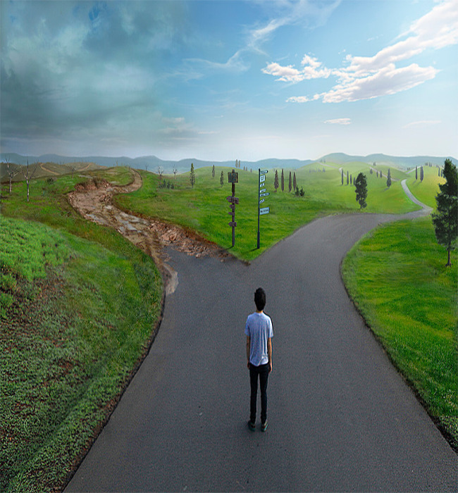 Fotomontagem de jovem parado diante de dois caminhos