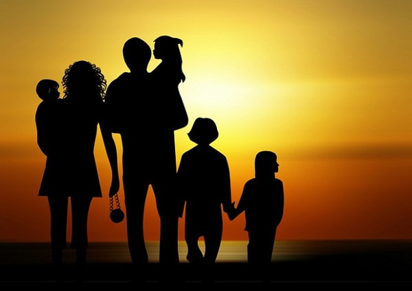 Foto de silhutetas de uma família sob a luz do sol