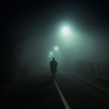 Pessoa andando no escuro