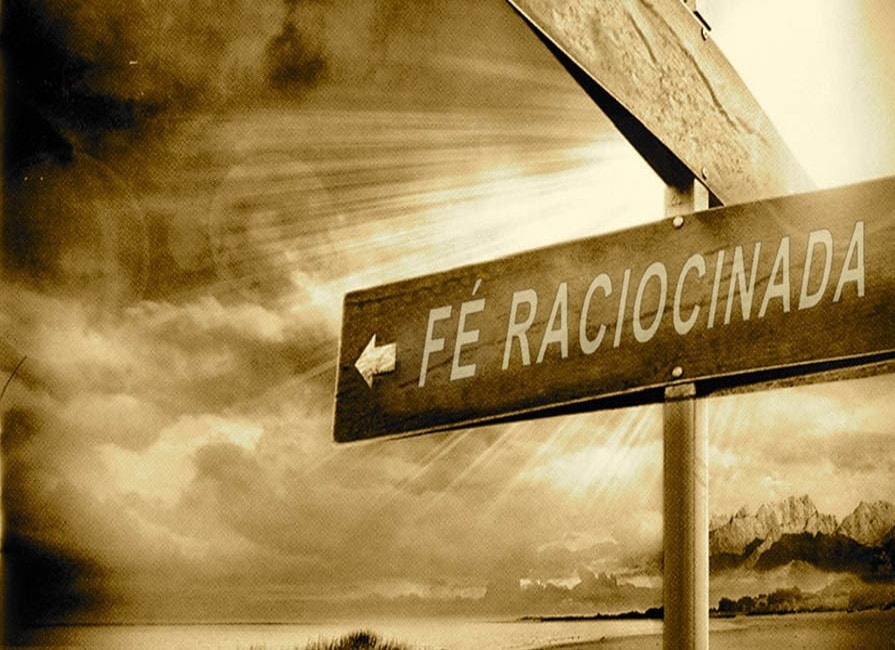 Placa de estrada apontando fé raciocinada