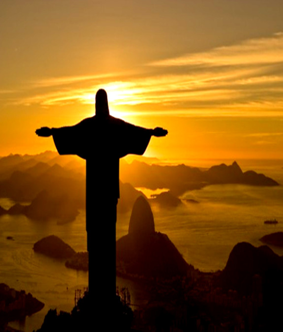 Foto de silhueta do Cristo Redentor com a luz do sol, ao fundo