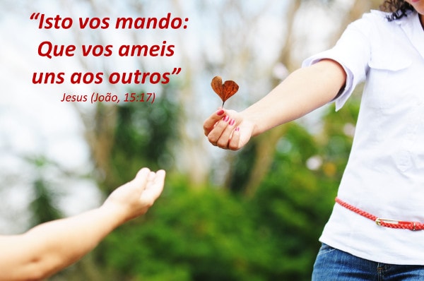 Fotomontagem de mulher estendendo o braço para entregar um coração de papel a uma criança