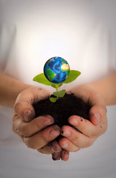 Montagem fotográfica mostrando um homem segurando nas mãos uma pequena planta tendo a Terra como seu fruto.
