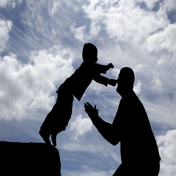 Silhueta de criança se jogando confiante nos braços de seu pai