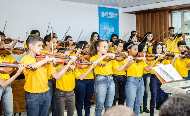 Orquestra de violinos de Volta Redonda, condução da maestrina Sarah Higino