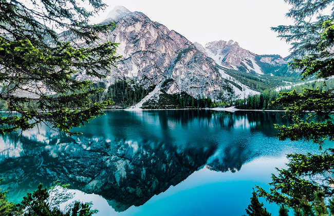 Imagem de lago de águas transparentes e plácidas