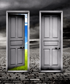 ilustração de duas portas levando a destinos diversos, um bom outro ruim
