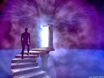 Homem subindo escada em ambiente espiritual