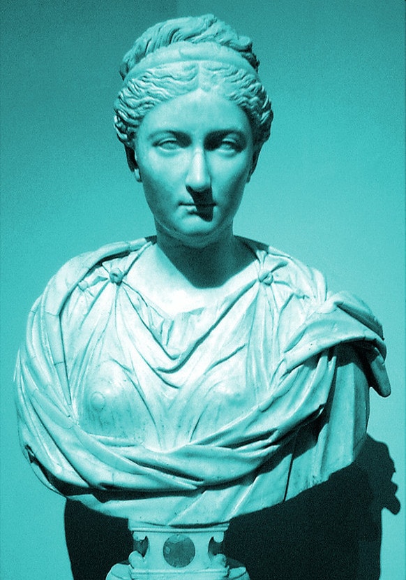 Escultura de busto de mulher em tom verde-azulado