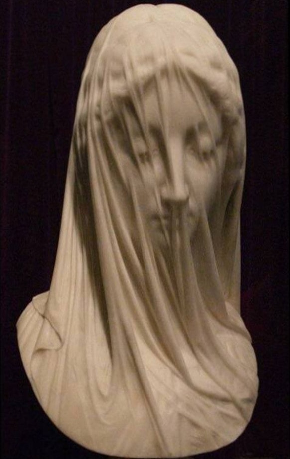 Escultura de busto de mulher coberta por um véu
