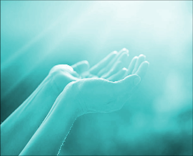 Mãos em posição súplice, iluminadas por luz azulada