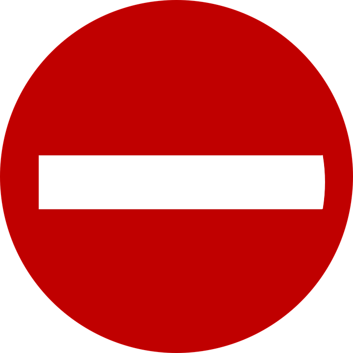 Placas de trânsito indicando direita e esquerda