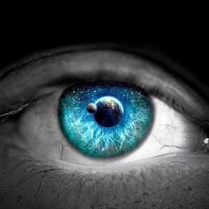 Olho humano com o Universo em seu interior